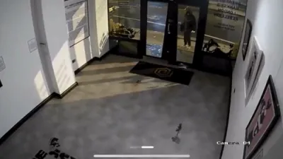 א גנב גנב'עט טייערע חפצים צו קענען צוריקצאלן אלטע דראג חובות.