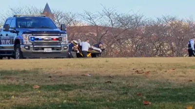 איין פארוואונדעטע פון די שיסעריי אין וואשינגטאן די סי ווערט אוועקגעפירט מיט א אמבולאנס