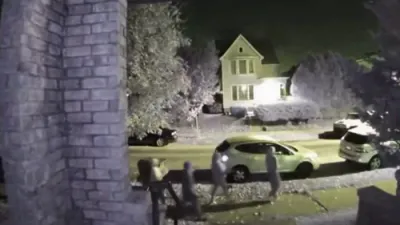 יונגאטשעס אין מילוואקי אנטלויפן נאכן אנצינדן א קאר