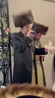 אהרלע סאמעט זינגט ביי די חופה פון טאכטער