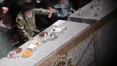 יש בורא עולם - הערליכע טאנץ פון כ"ק אדמו"ר מוויזניץ שליט"א ביים חתונה פון א אייניקל 