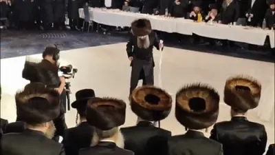 מצוה טאנץ פון כ"ק אדמו"ר מסאדיגורא ירושלים שליט"א ביים חתונה פון א טאכטער