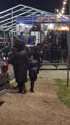 פולע גאלעריע פון שמחת החתונה בחצר הקודש סקווירא וויזניץ 