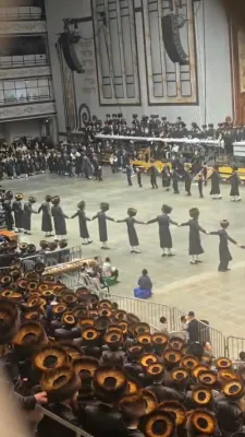 פולע גאלעריע פון שמחת החתונה בחצר הקודש סקווירא וויזניץ 