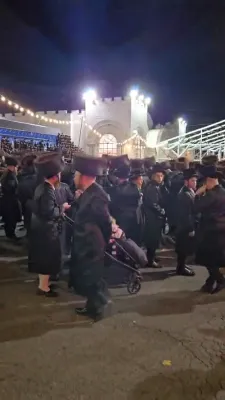 פולע גאלעריע פון שמחת החתונה בחצר הקודש סקווירא וויזניץ 