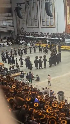 פולע גאלעריע פון שמחת החתונה בחצר הקודש סקווירא וויזניץ 