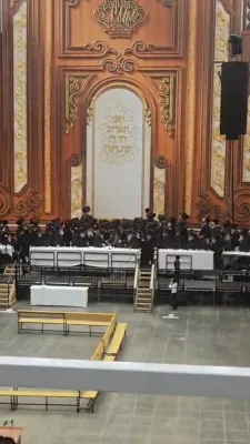 פולע גאלעריע פון שמחת החתונה בחצר הקודש סקווירא וויזניץ 