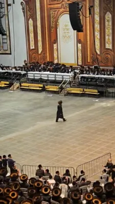 פולע גאלעריע פון שמחת החתונה בחצר הקודש סקווירא וויזניץ 