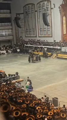 פולע גאלעריע פון שמחת החתונה בחצר הקודש סקווירא וויזניץ 