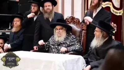 מסיבת לחיים אין היכל בית המדרש הגדול אין שיכון קרית יואל בני ברק לרגל שמחת הכנסת ספר תורה ולרגל שמחת התחלת כתיבת ס"ת לכבודו פון כ"ק אדמו"ר מסאטמאר שליט"א.