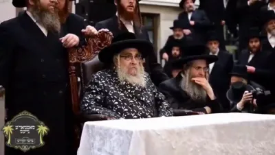 מסיבת לחיים אין היכל בית המדרש הגדול אין שיכון קרית יואל בני ברק לרגל שמחת הכנסת ספר תורה ולרגל שמחת התחלת כתיבת ס"ת לכבודו פון כ"ק אדמו"ר מסאטמאר שליט"א.