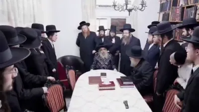 כ"ק אדמו"ר מסאטמאר שליט"א פארהערט א גרופע פון בחורי גור אויף גאנץ ש"ס