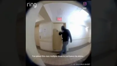 איינוואוינער ניצט א טייזער דורכן טיר הענטל צו אפשטעלן איינברעכער.