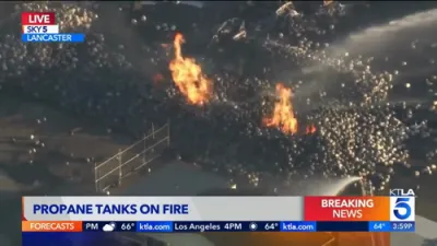 א ריזיגע אויפרייס ביי פאבריק אין לאס אנדזשעלעס 