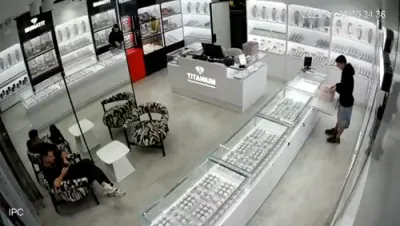 א גניבה ביי א צירונג געשעפט אין אופקים