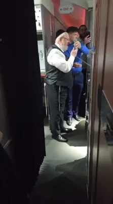 אידן ביים עוסק זיין בתורה אויף די וועגן און שטעגן צום סאטמארע מסע הקודש