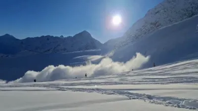 מעל ראטעוועט אסאך מענטשן נאכן זיך גליטשן ביי די אוסטריע בערג און באגראבן ווערן 