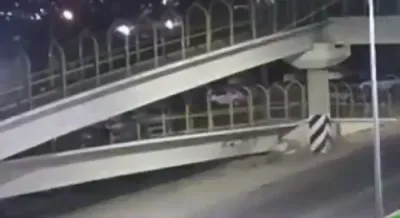 מעקסיקא פאליציי אויטאס געצילט אין א באמבע אויף א פארקינג לאט.