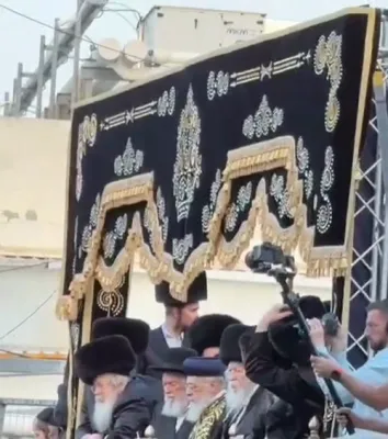 מעמד החופה בחצר הקודש גור