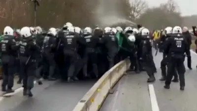 דייטשע פאליציי קריגן זיך מיט מאסן יונגטליכע וואס בלאקירן א רעכטע צאמקום פון די AFD פארטיי