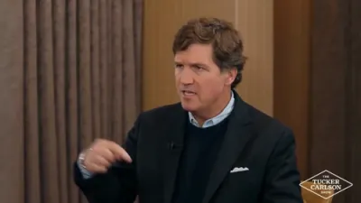 טאקער קארלסאן טענה'ט זיך מיט פיערס מארגן איבער די צווייטע וועלט מלחמה