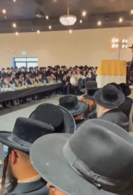 כ"ק אדמו"ר מסאטמאר שליט"א געזעגנט זיך פון די חסידים אין עריפארט