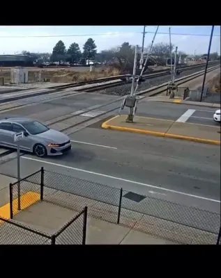 יוטא דרייווער אנטלויפט סעקונדעס איידער א באן האט פארניכטעט זיין SUV.