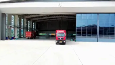 טשיינע מיט א נייע פייערלעשער מיט א ריזן לייטער