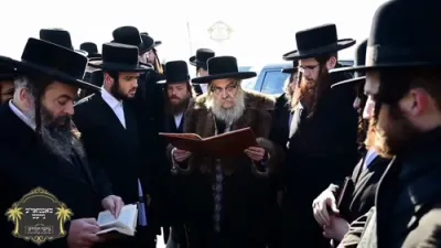 כ"ק אדמו"ר מסאטמאר שליט"א ביים עליה לציון לקראת די ערשטע חתונה פון א אור אייניקל 