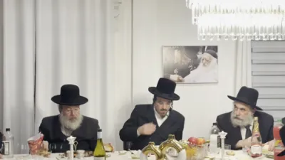 הגה"צ ראב"ד סקווירא אין הגה"צ אב"ד מתיבתא ראשית חכמה ביי הילולת הרה"ק הבת עין זי"ע בבית הרב אליהו שווארץ אין מאנטריאל