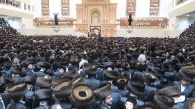 מעמד הרבבות 'אום אני חומה' בראשות המשפיע הרב צבי מאיר זילבערבערג שליט"א אין ביהמ"ד הגדול  וויזניץ בני ברק