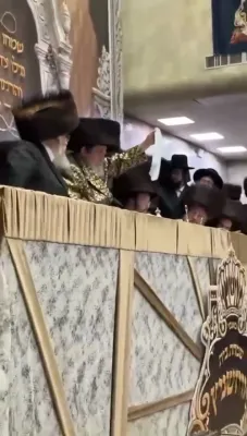 כ"ק אדמו"ר מוויזניץ לרפ"ש ביים טאנצן ביי א חתונה בבית וויזניץ בבית המדרש הגדול וויזשניץ מאנסי 