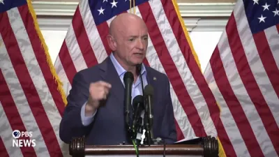 סענאטאר קעלי אטאקירט העגסעט ווען טראמפ'ס פארטיידיגונגס פירערשאפט קאמף עסאקאלירט.