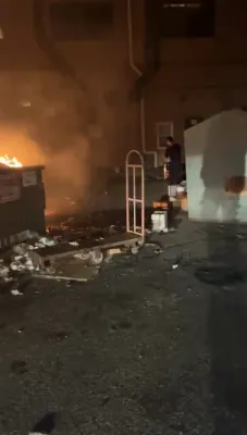 מצילי אש אין מאנסי ביים ראטעווען א בנין פון ארויפגיין און פלאמען