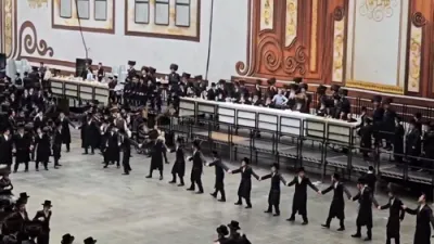 ריקודים נאך די שמחת השבע ברכות בחצר הקודש סקווירא 