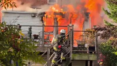 צוויי מענטשן זענען אנטלאפן פון א פייער אין א הויז אין וואשינגטאן די סי 