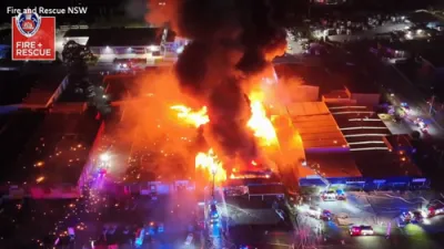 א ריזיגע פייער ביי א פאבריק אין סידני