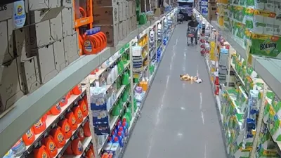 א סטעטן איילענד געשעפט ארבעטער ווערט ארעסטירט נאך א טעינקסגיווינג פייער 