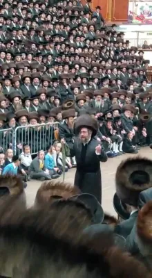 לכבוד די גרויסע סאטמארע דור רביעי חתונה היינט נאכט ברענג מיר אלטע מצוה טאנץ פון הגה"צ אבד"ק סאטמאר וויליאמסבורג שליט"א