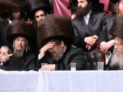 פולע ווידיאוס פון אב"ד סאטמאר וויליאמסבורג שליט"א ביים חתונה פון א עלטסטע אייניקל 