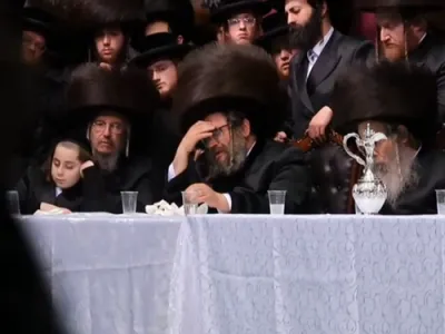 פולע ווידיאוס פון אב"ד סאטמאר וויליאמסבורג שליט"א ביים חתונה פון א עלטסטע אייניקל 