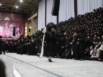 פולע ווידיאוס פון אב"ד סאטמאר וויליאמסבורג שליט"א ביים חתונה פון א עלטסטע אייניקל 