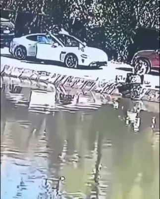 א קאר וואס דארף זיך פארקן אליין האט אנגעהויבן אריינפארן אין וואסער