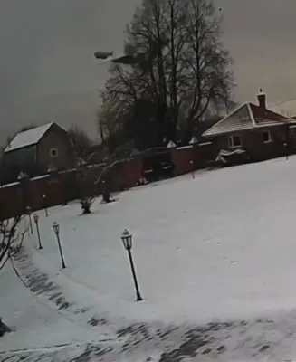 פרישע ווידיאו צייגט א רוסישע עירקרעפט טראסקעט אין א הויף 