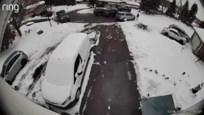 אייס אפיצירן פאלן איבער א הויז אין מיניאפעליס 