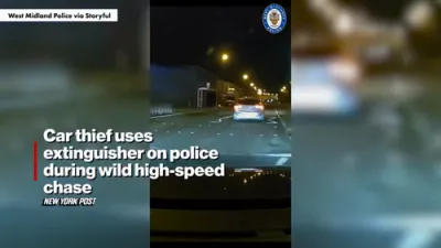 א יונגאטש נוצט א פייער לעשער טראק צו בלאקירן פאליציי אין א געיעג