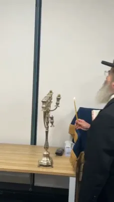 הדלקת נרות חנוכה אין עדת ישראל שוהל אין מעלבארן אוסטראליע אין ליכט פון די טעראר אטאקע אין סידני 