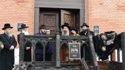 מעמד אמירת קל מלא רחמים מחוץ לקלויז בעיירת סאדיגורה שנחרב ע"י פורעים בראשות כ"ק אדמו"ר מסאדיגורא ירושלים שליט"א 