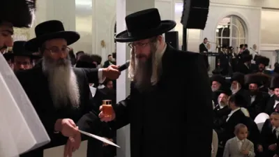 הגה"צ אבד"ק פשעווארסק וויליאמסבורג שליט"א מסדר חופה וקידושין ביי איינע פון די חסידים