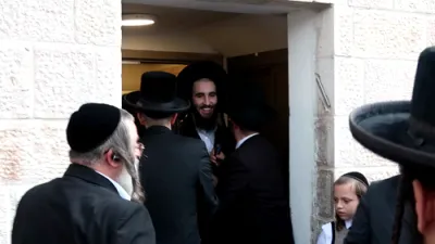 הרה"ק רבי יעקב מאיר שעכטער שליט"א וואונטשט אן קינדערלעך ביים ארויסקומען פון א ברית פון אן אור אייניקל